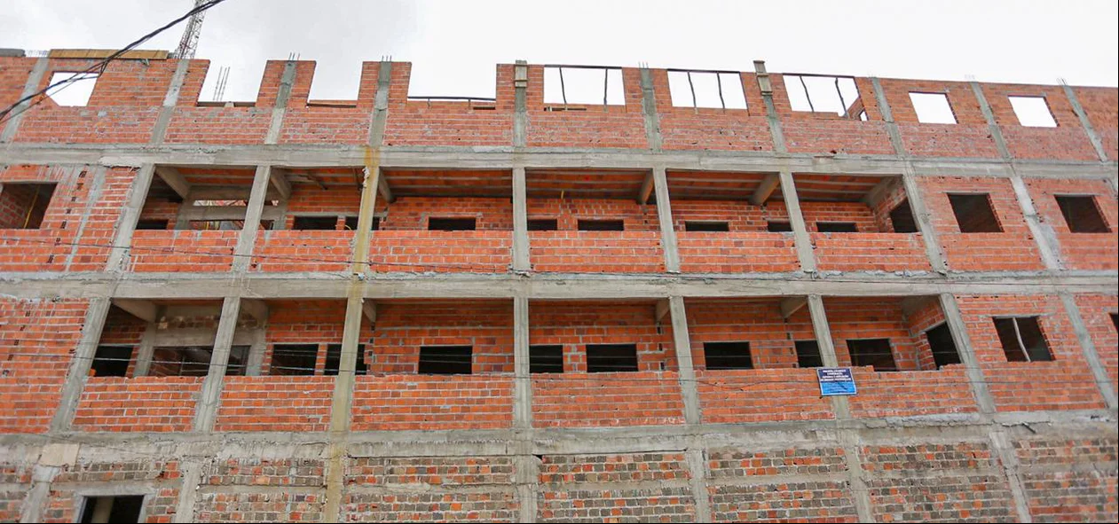 Prédio sendo construído de forma irregular