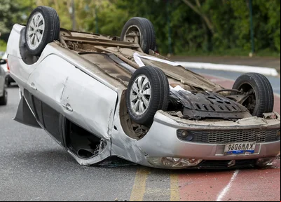 Carro capota na Avenida Raul Lopes