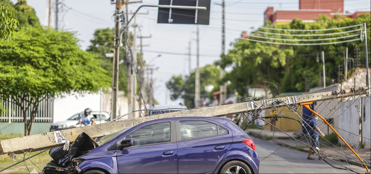 Carro derruba poste no bairro morada do sol