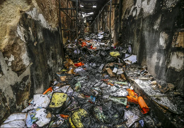 Depósito da livraria totalmente destruído