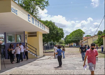Estudantes chegam a Uespi para fazer a prova do Enem