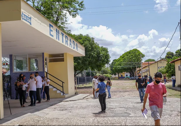 Estudantes chegam a Uespi para fazer a prova do Enem