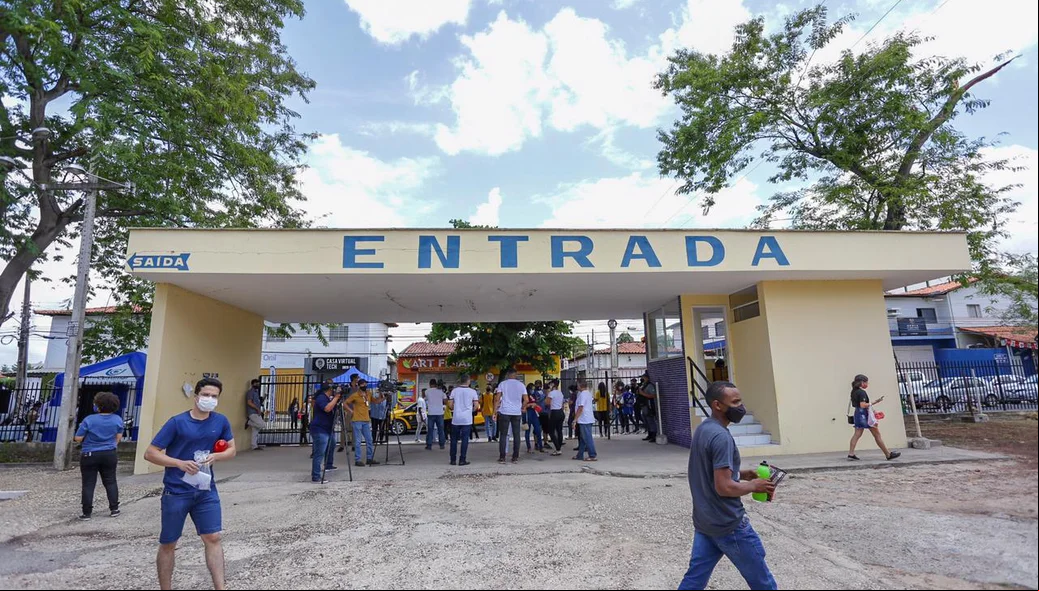 Estudantes na frente da Uespi