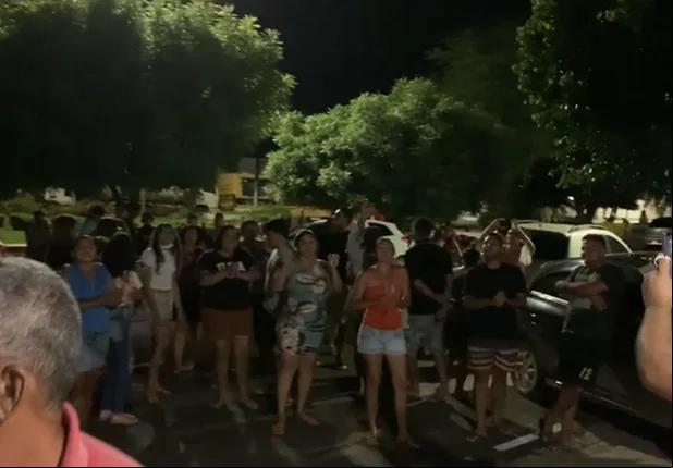Manifestação em frente ao hospital de Paes Landim