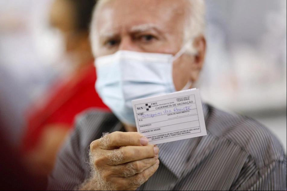 Médico Joaquim Vaz Parente logo após ser vacinado