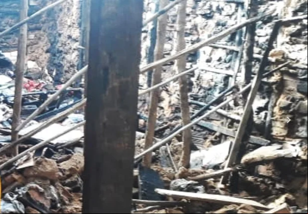 Parte do imóvel foi destruído pelo fogo