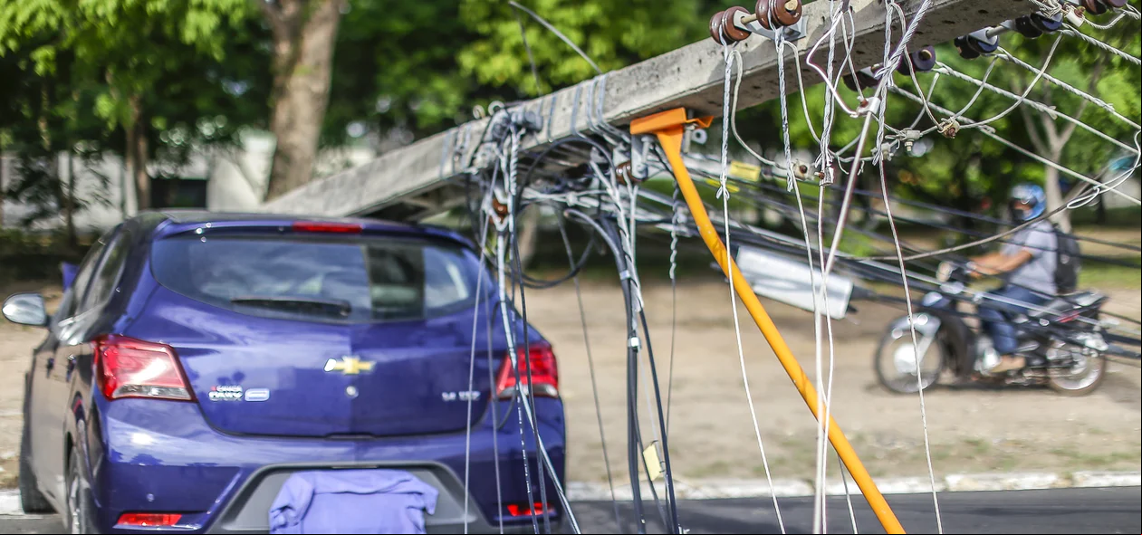 Poste caiu em cima do carro após a colisão no bairro morada do sol