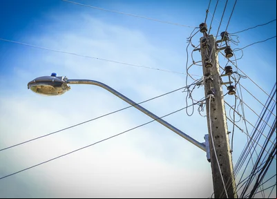 Poste de energia com o fio quebrado