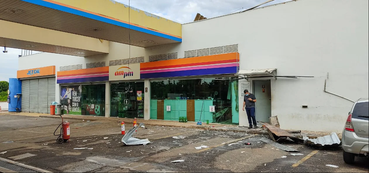 Quadrilha explode cofre de posto de combustíveis na BR 343