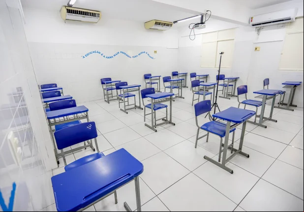 Salas de aula estão preparadas para receber os alunos