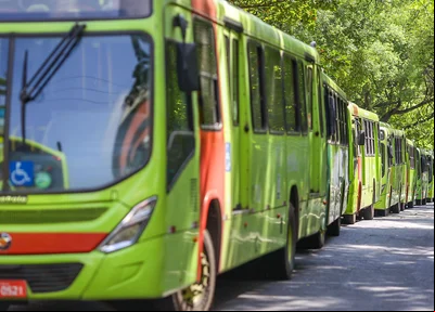 Fila de ônibus parados na Praça da Bandeira
