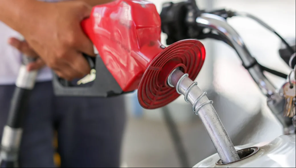 Frentista abastece carro com gasolina