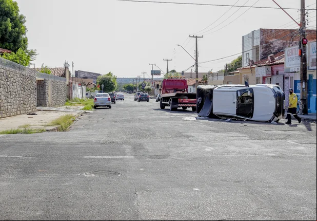Hilux tombou na rua Piauí