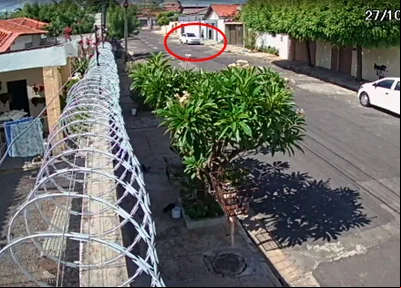 Momento que os bandidos invadem casa