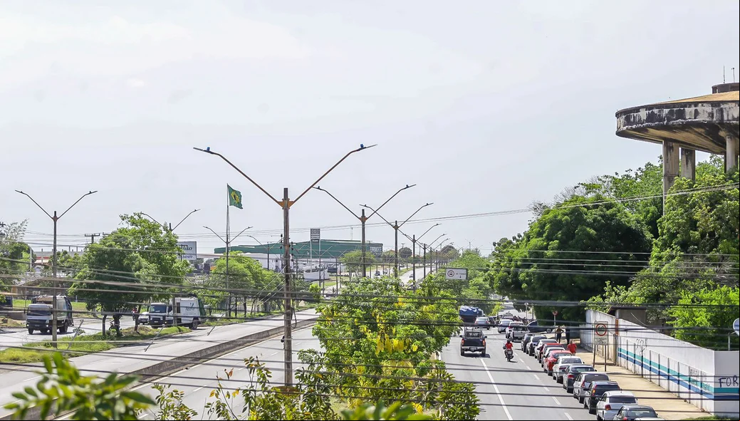 Motoristas fazem fila em posto na Avenida Wall Ferraz