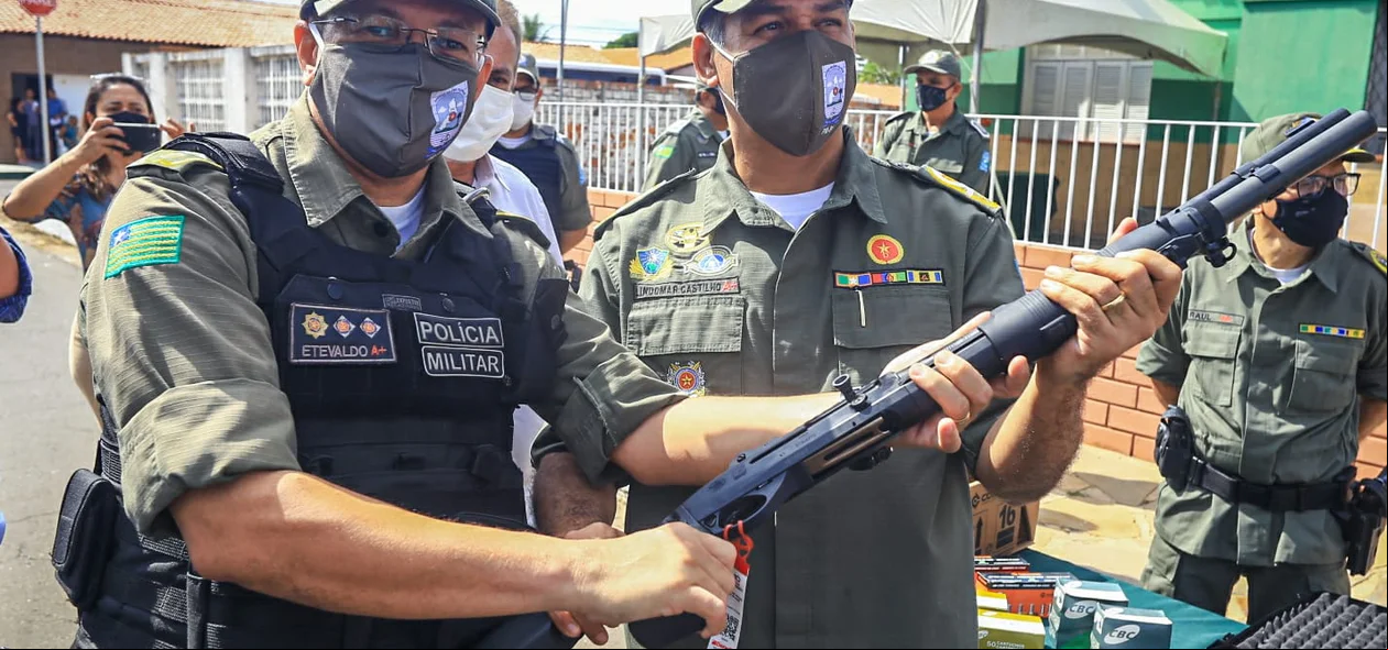 Policiais do 15º BPM recebem armas