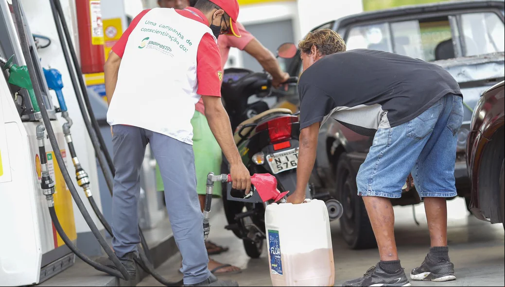 População levou galões para abastecer com gasolina
