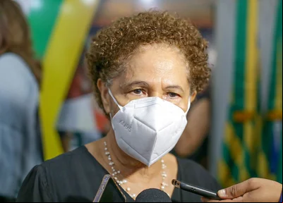 Vice-governadora Regina Sousa