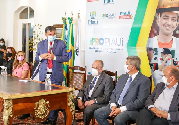 Wellington Dias discursa