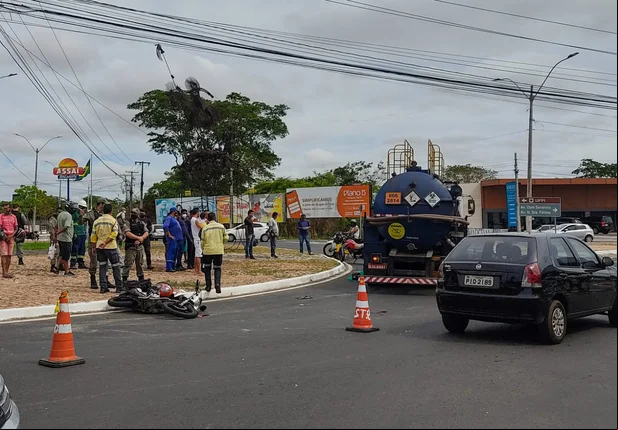 Acidente fatal entre motocicleta e caminhão na zona leste de Teresina
