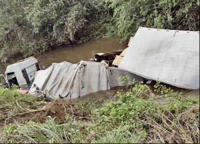 Caminhão caiu em uma ribanceira