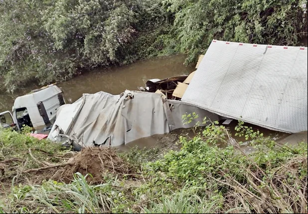 Caminhão caiu em uma ribanceira