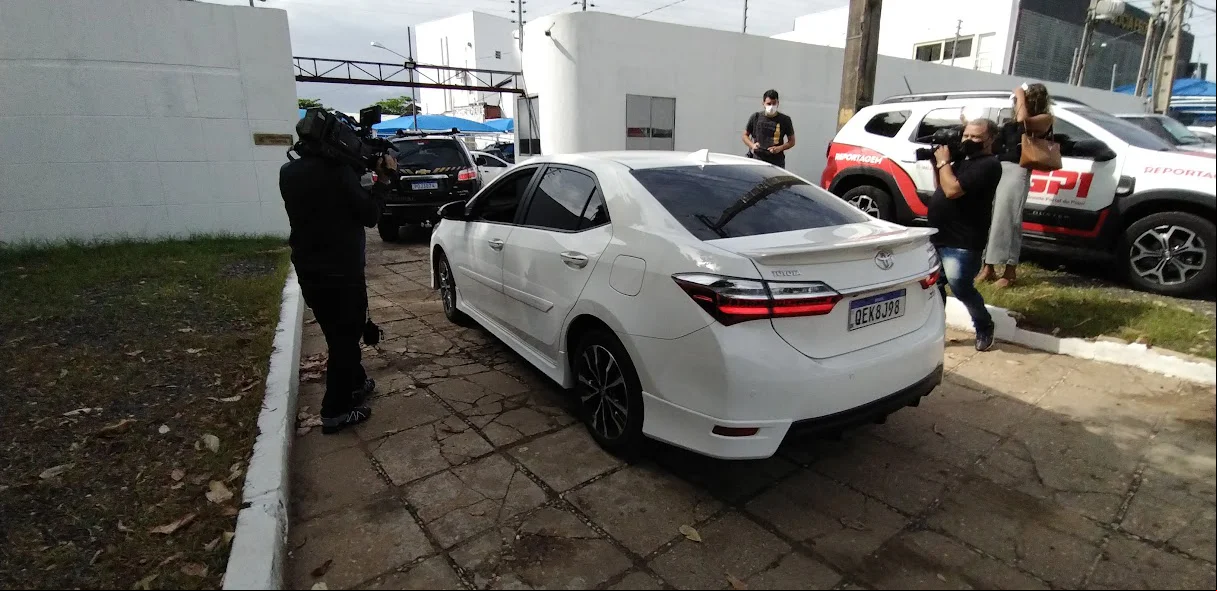 Carro entrando na sede da Polícia Federal