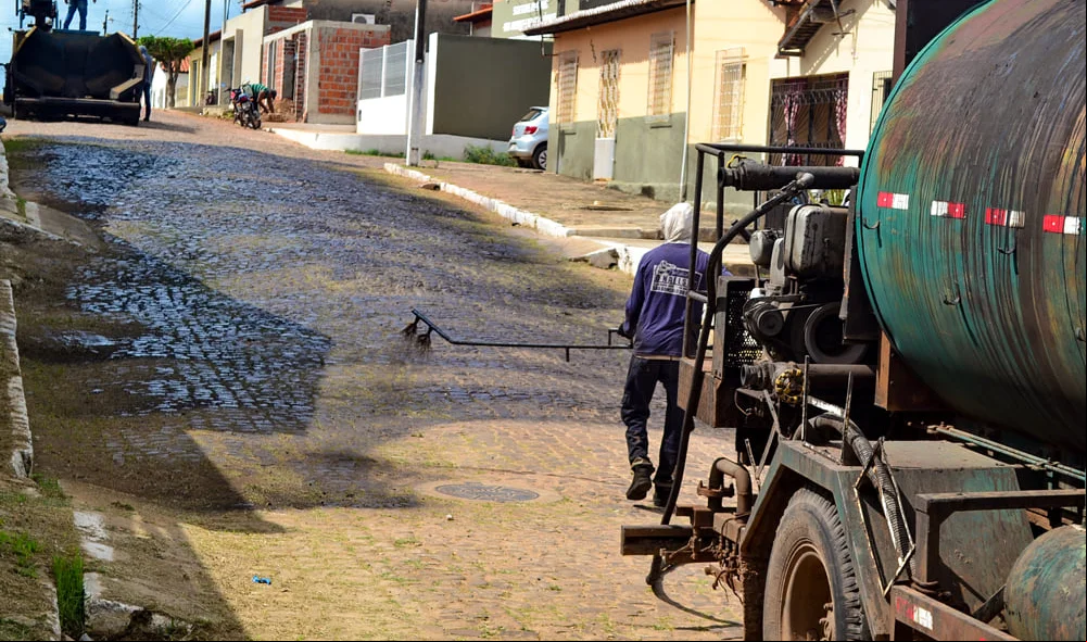 O prefeito assinou três ordens de serviço para importantes obras, dentre elas, a de pavimentação asfáltica