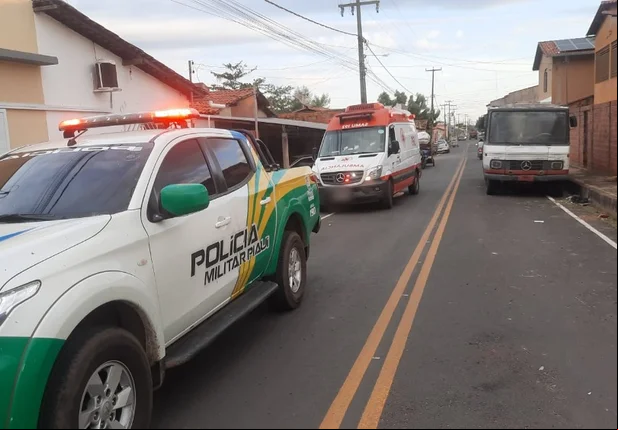 Polícia Militar e SAMU no local do crime