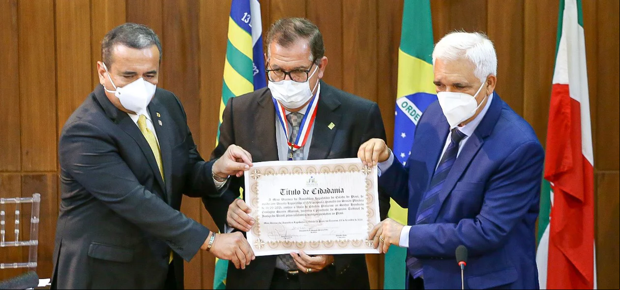 Ministro recebendo título