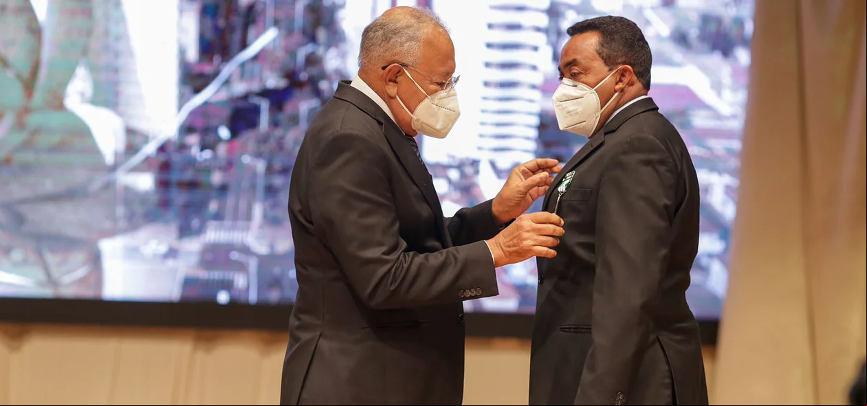 Prefeito Joel Rodrigues recebendo a medalha