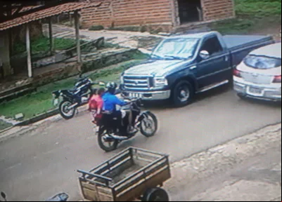 A dupla estava transitando em uma motocicleta pela região