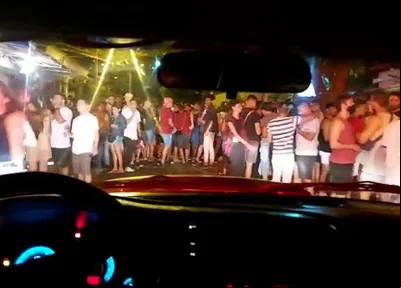 Dezenas de pessoas são flagradas aglomeradas em comemoração carnavalesca na capital