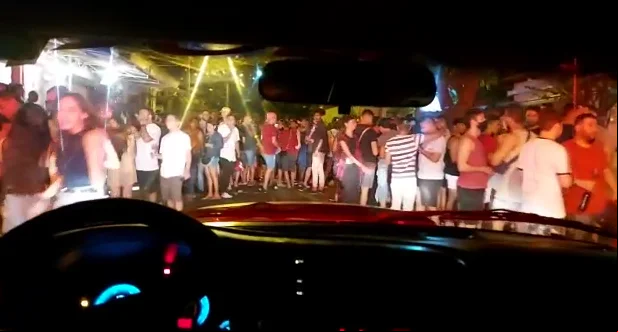 Dezenas de pessoas são flagradas aglomeradas em comemoração carnavalesca na capital
