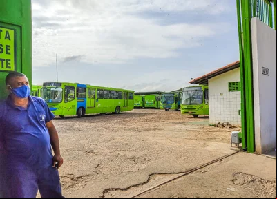 Motoristas e cobradores de ônibus paralisam atividades