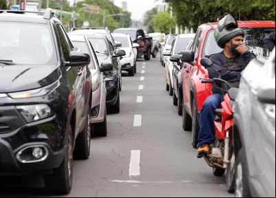 Veículos na Avenida Frei Serafim