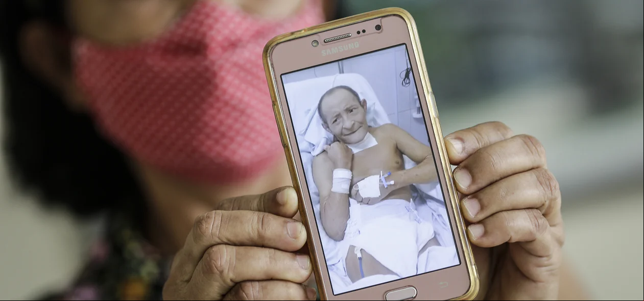 Dona Ana segurando a foto do seu esposo