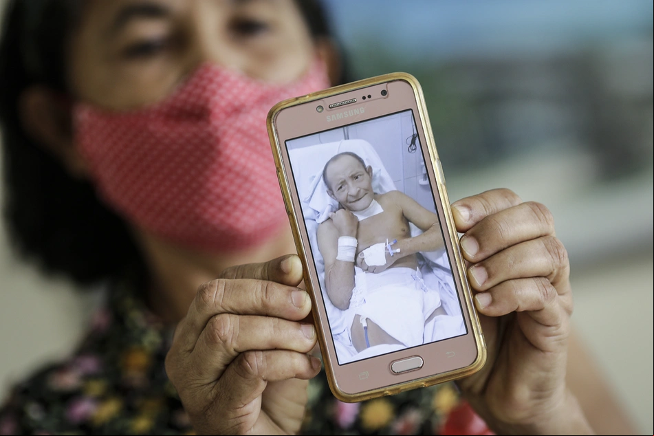 Dona Ana segurando a foto do seu esposo