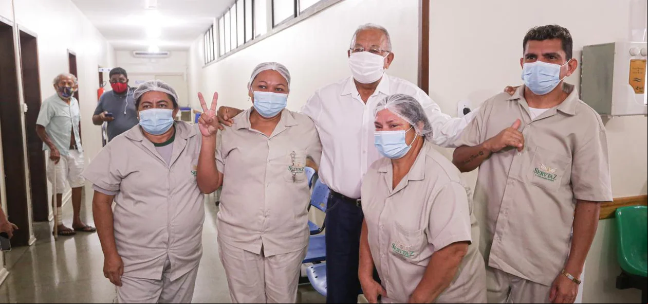 Dr. Pessoa posa com profissionais do hospital