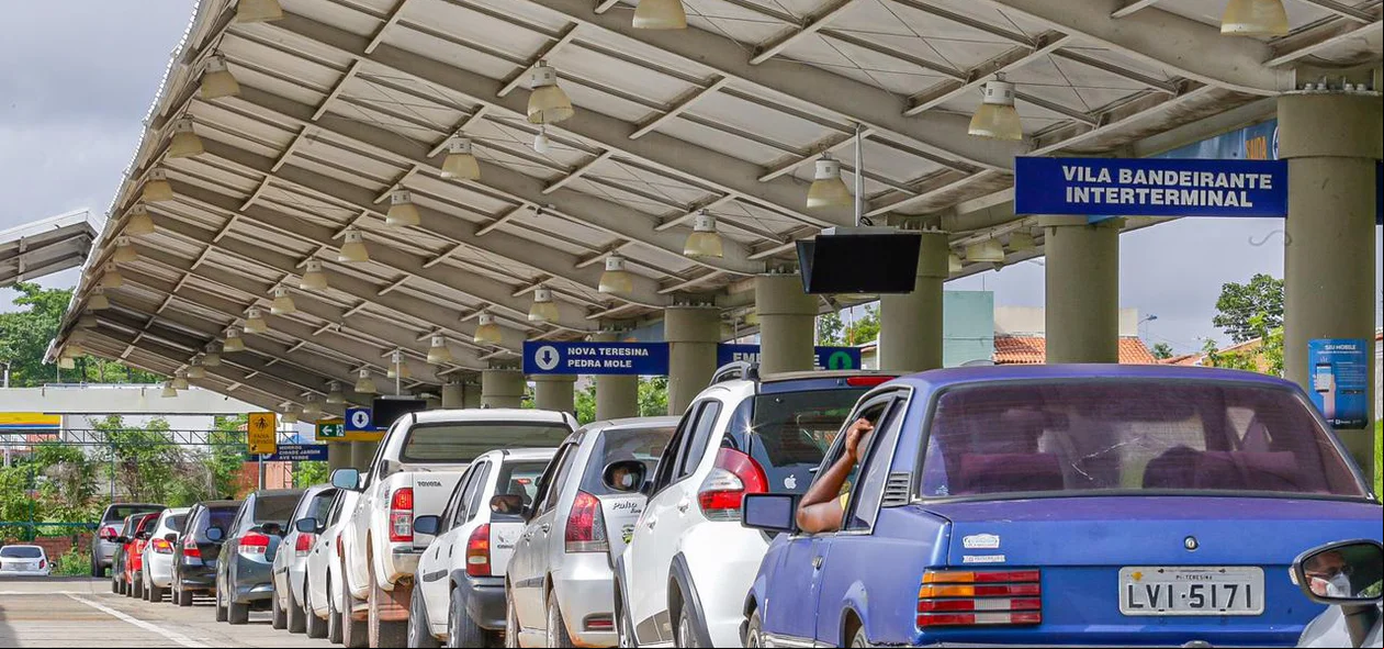 Idosos fazem fila em veículos nos postos de vacinação