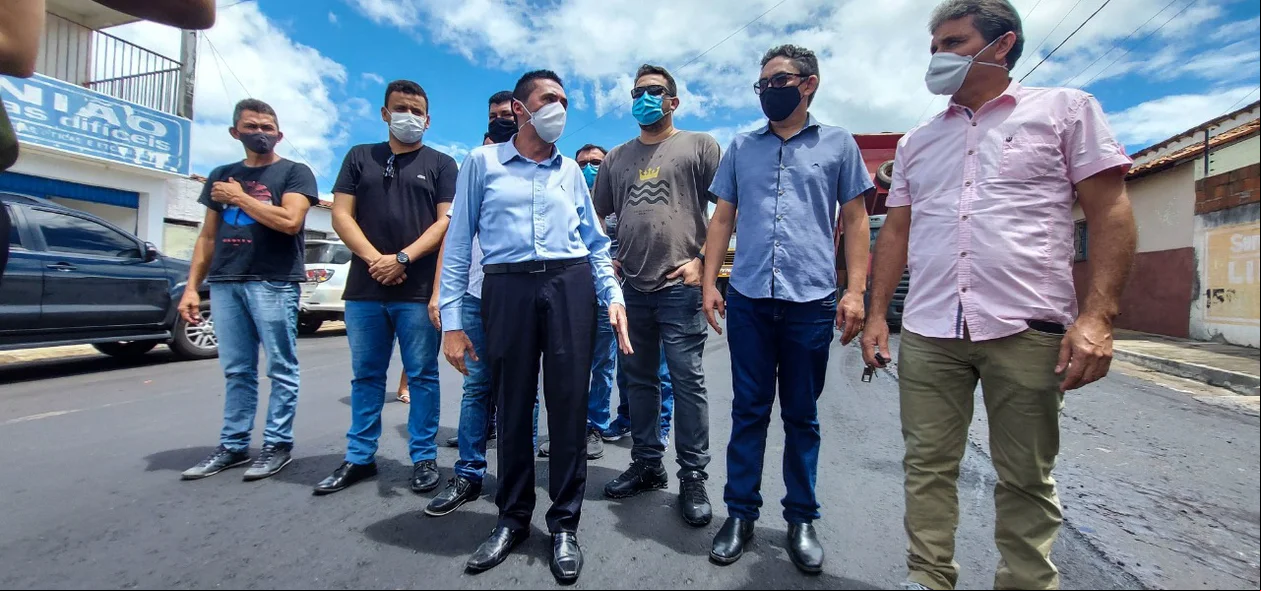 Prefeito e autoridades visitando pavimentação asfáltica
