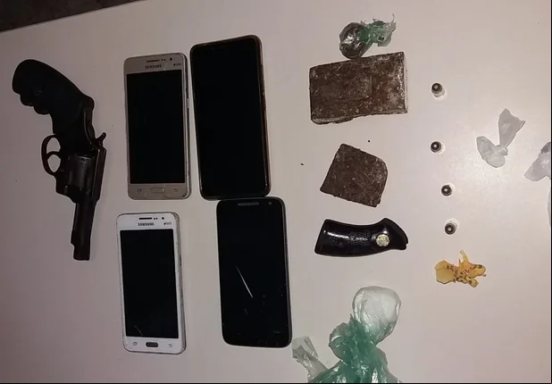 Casal é preso com cocaína e arma de fogo em Itainópolis