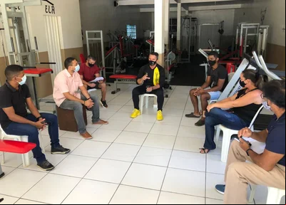 Demóstenes Ribeiro em reunião com colegas empreendedores