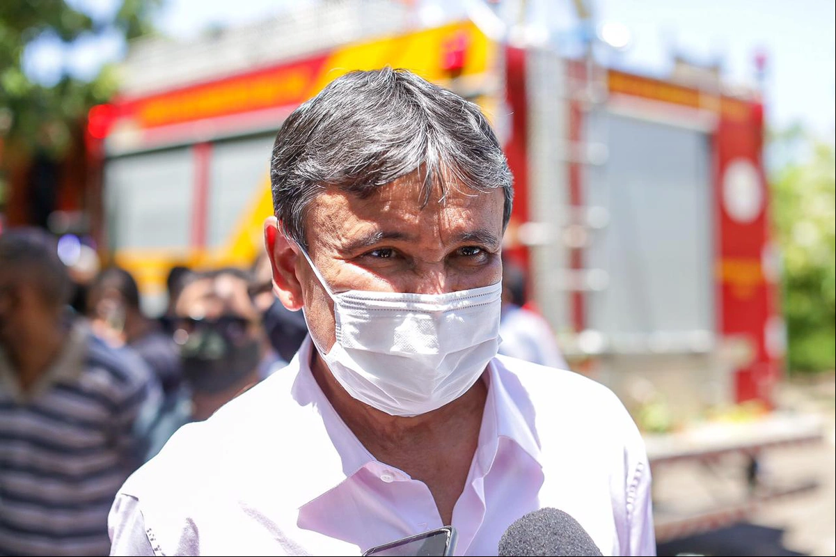 Governador do Estado do Piauí, Wellington Dias participa da missa de corpo presente de Firmino Filho
