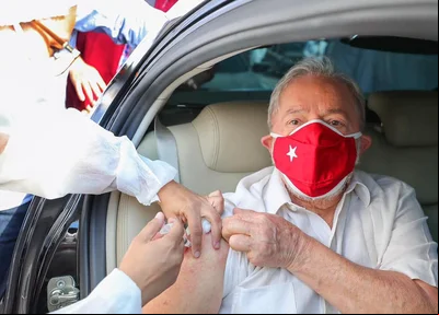 Lula recebe segunda dose da vacina contra covid-19