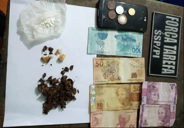 Os policiais apreenderam porções de cocaína, maconha e ainda munições para calibres 38 e 22