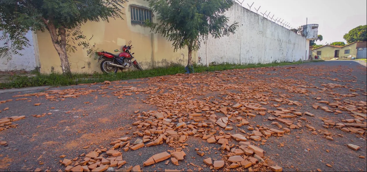 Telhas e tijolos jogados pelos internos de dentro do CEM
