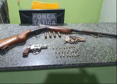 Armas de fogo e munição apreendida pela Polícia Militar