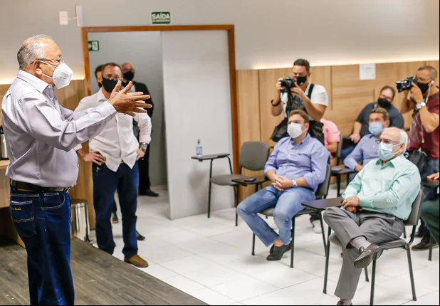 Dr. Pessoa discute demandas com empresários