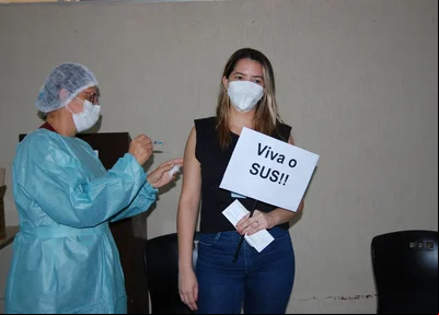 Professora sendo vacinada